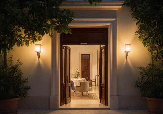 Ingresso riservato del club maschile a Santa Croce Camerina, Sicilia, con illuminazione calda e arredi eleganti