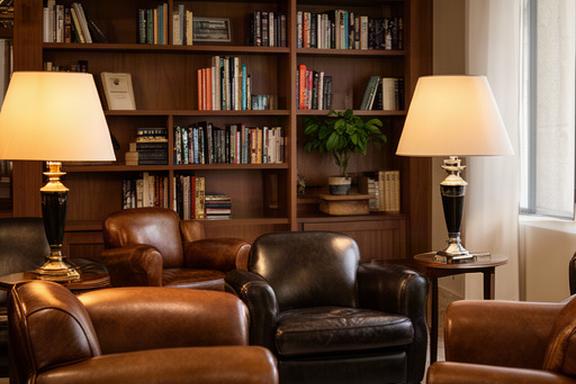 Sala interna del club maschile con poltrone in pelle, libreria e lampade da tavolo, Santa Croce Camerina
